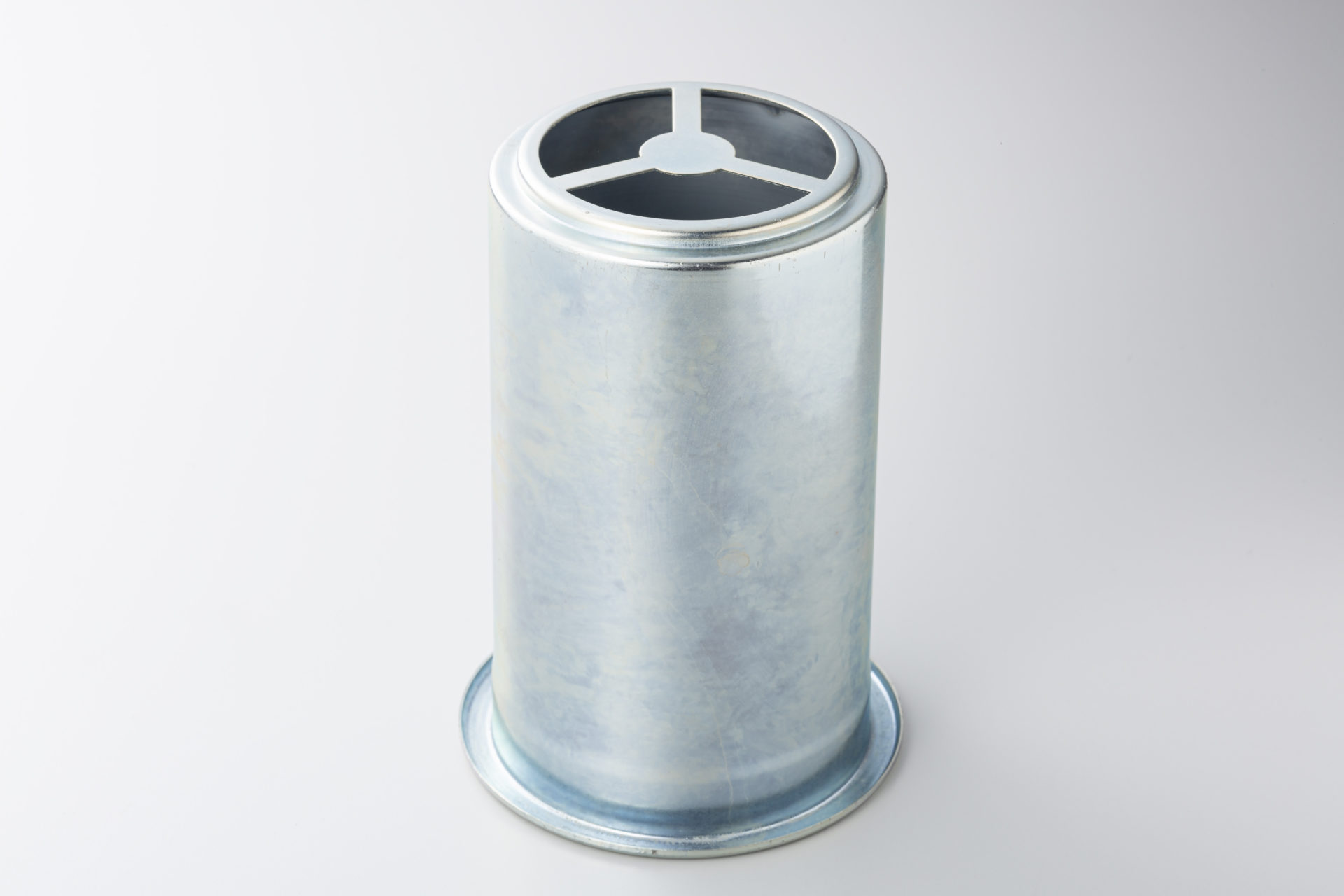 深絞りプレス：芯案内筒