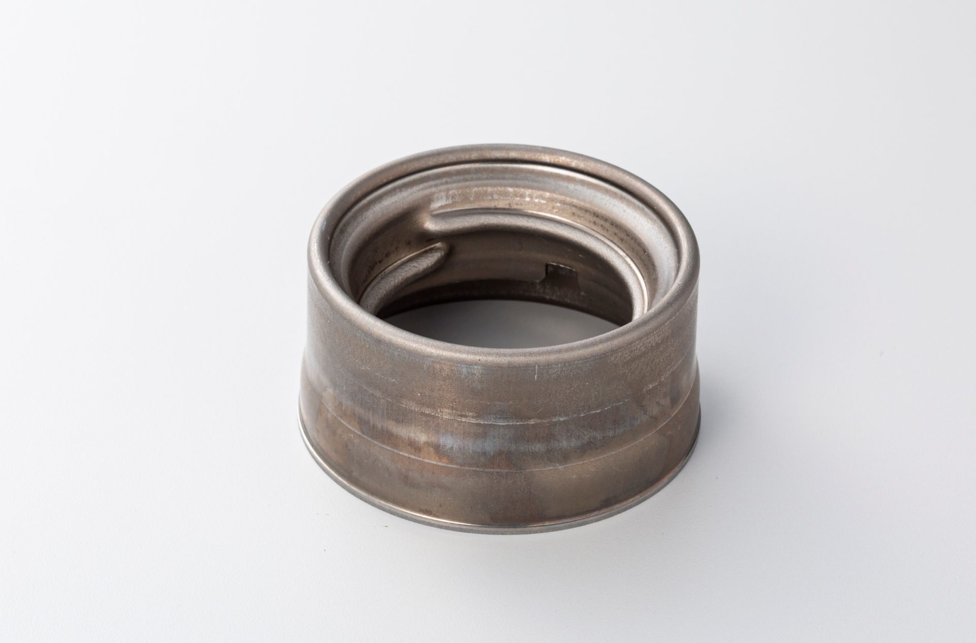 深絞りプレス＋α：給油口